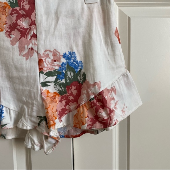 White Floral Shorts - Picture 2 of 10